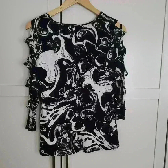 BOLD ELEMENTS | Women's Black/White Swirl Stretchy 3/4 Length Sleeve Top - Picture 2 of 4